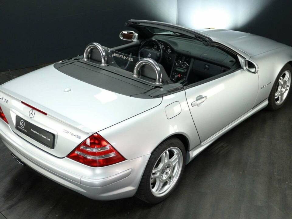 Immagine 6/30 di Mercedes-Benz SLK 32 AMG (2003)