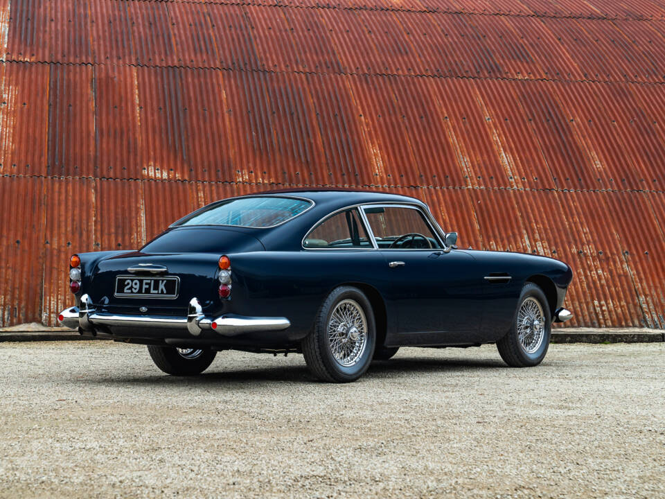 Image 2/33 de Aston Martin DB 4 (1963)