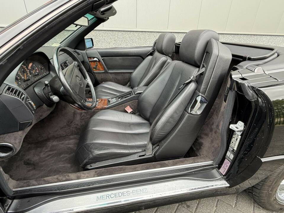 Image 23/50 of Mercedes-Benz 500 SL (1991)
