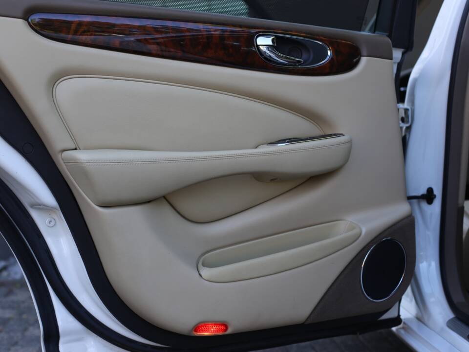 Imagen 33/77 de Jaguar XJ 8 4.2 (2005)