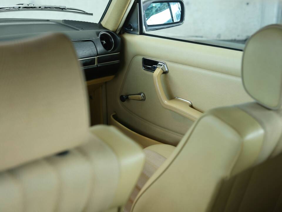 Image 18/49 of Mercedes-Benz 230 TE (1981)