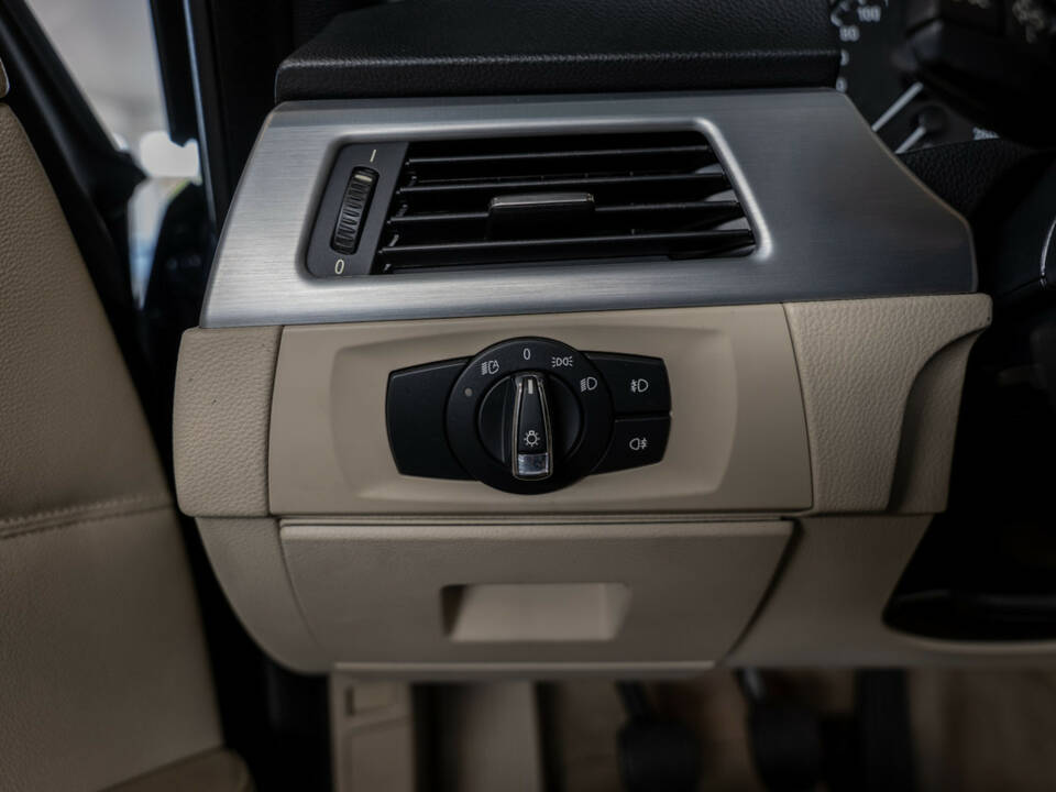 Image 17/31 of BMW 320i (2008)