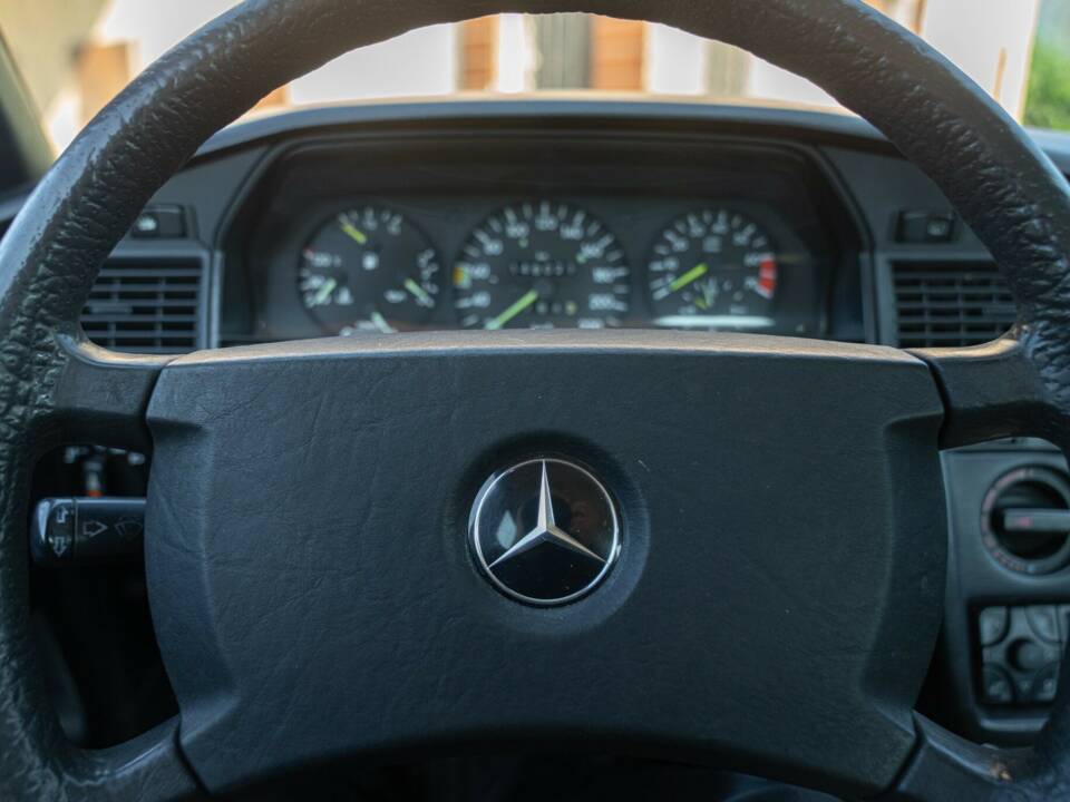 Imagen 47/50 de Mercedes-Benz 190 E (1988)