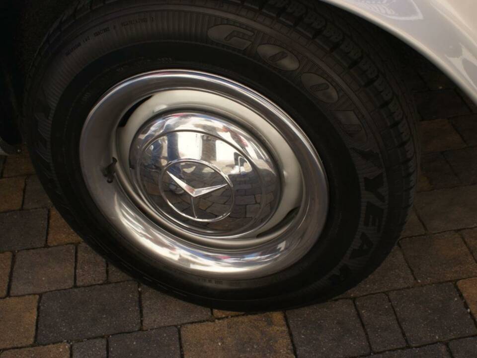 Image 24/50 de Mercedes-Benz 230 SL (1967)