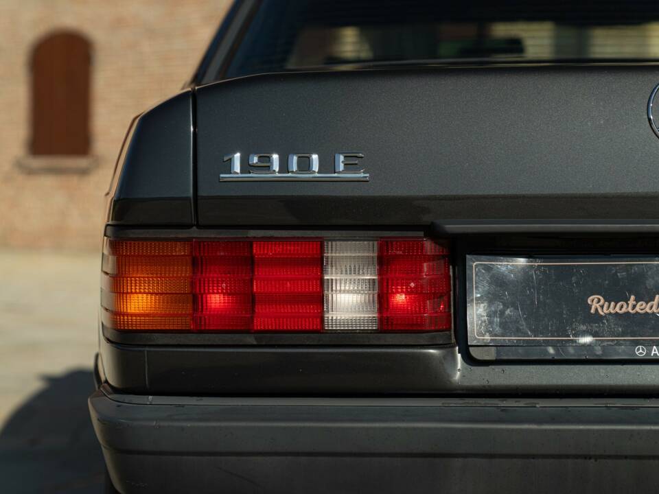 Imagen 13/50 de Mercedes-Benz 190 E (1988)