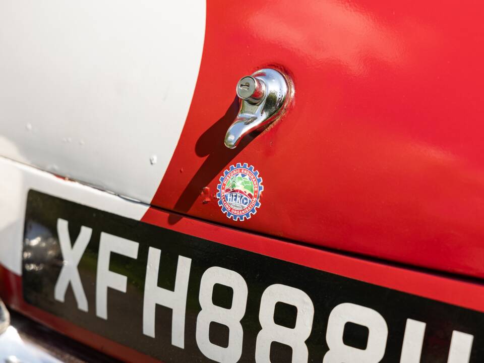 Image 25/50 of MG MGB GT (1970)