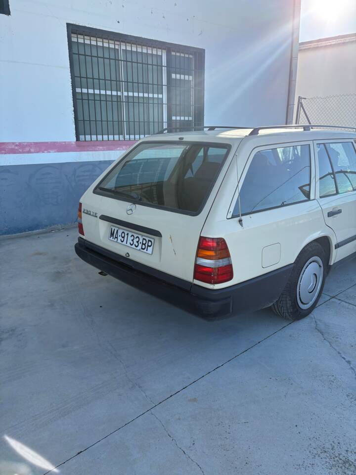 Immagine 10/14 di Mercedes-Benz 230 TE (1987)