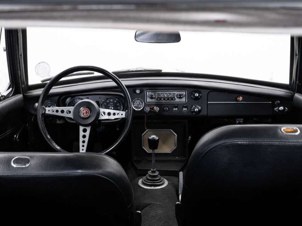 Bild 27/44 von MG MGB GT (1971)