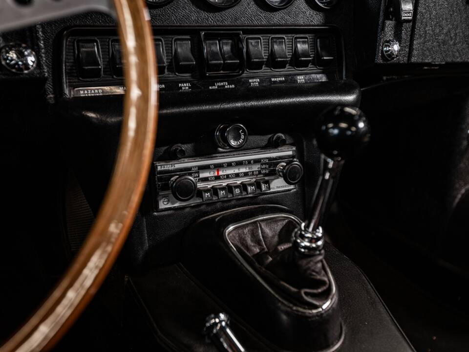 Image 16/53 de Jaguar E-Type (1970)