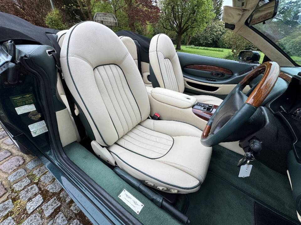 Image 37/44 of Aston Martin DB 7 Volante (1998)