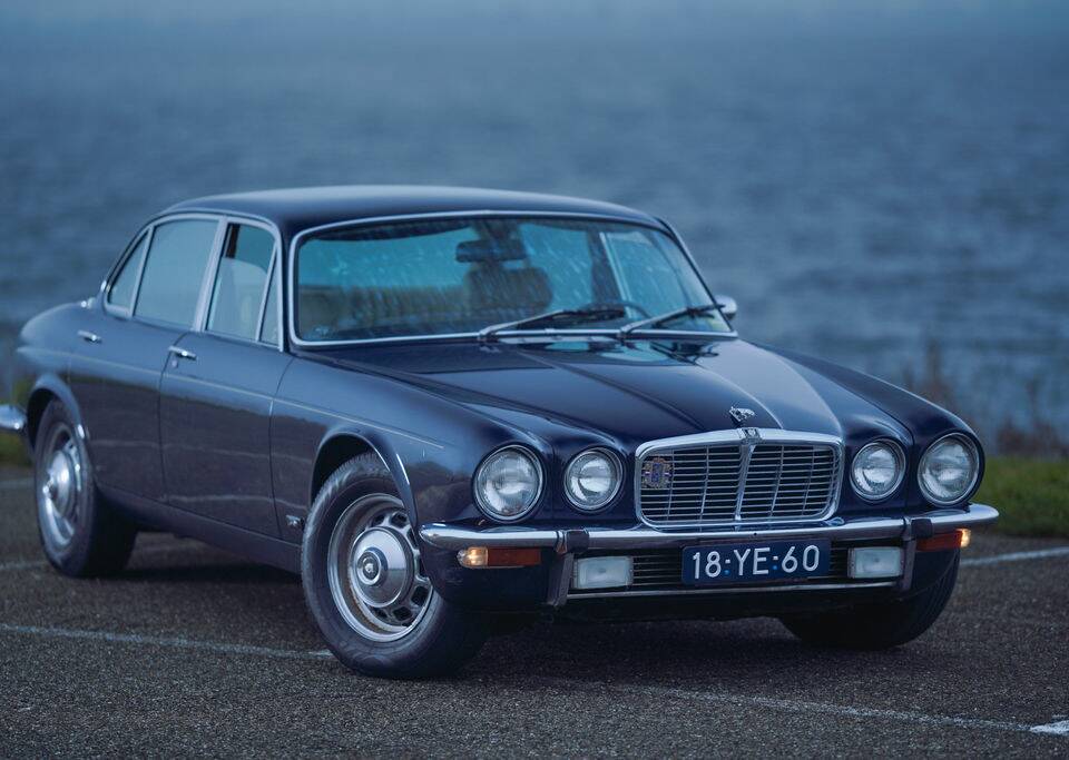 Image 10/26 de Jaguar XJ 6 L 4.2 (1976)