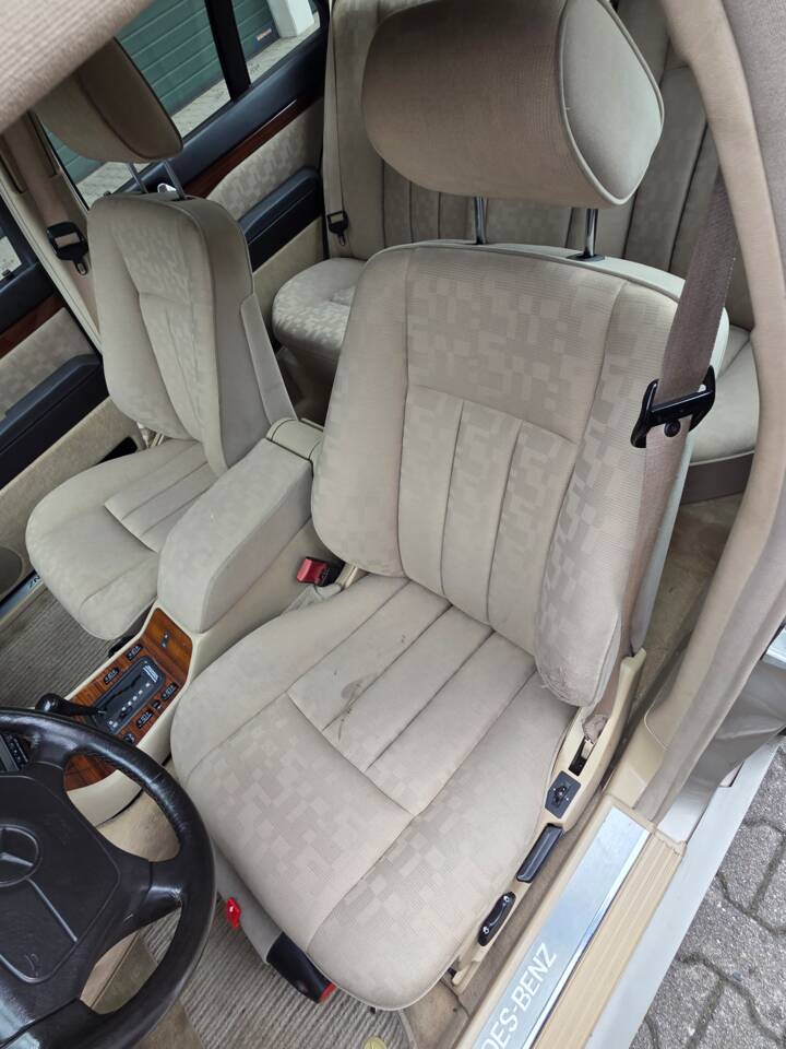 Image 57/103 de Mercedes-Benz 300 SE (1991)