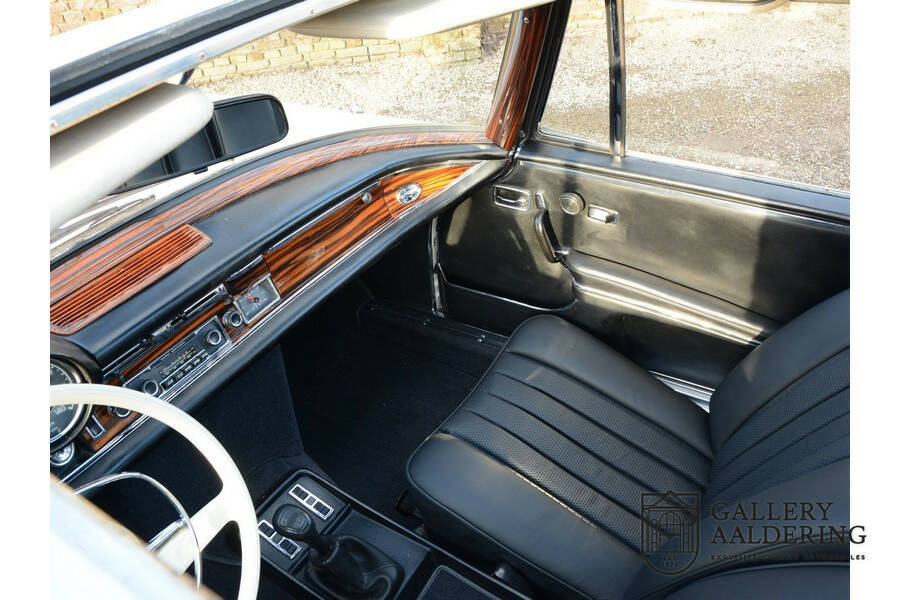 Image 15/50 de Mercedes-Benz 280 SE 3,5 (1971)