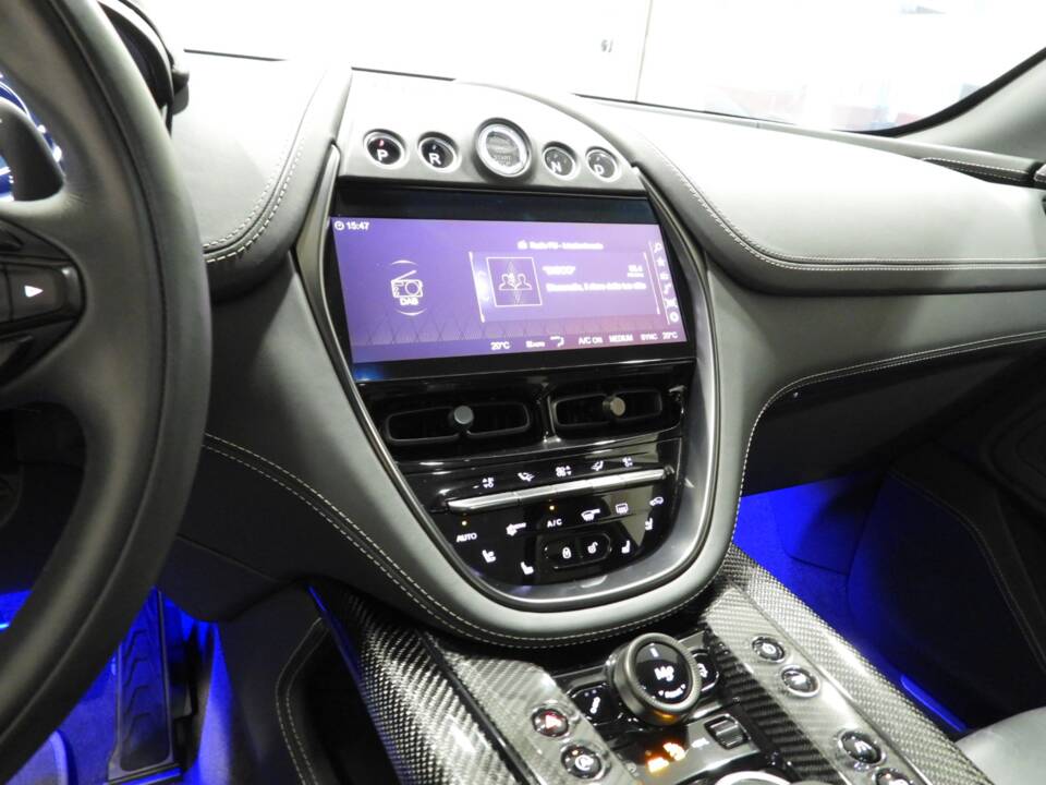 Image 8/15 of Aston Martin DBX707 (2022)