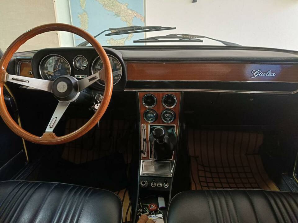 Imagen 35/50 de Alfa Romeo Giulia Nuova Super 1300 (1975)