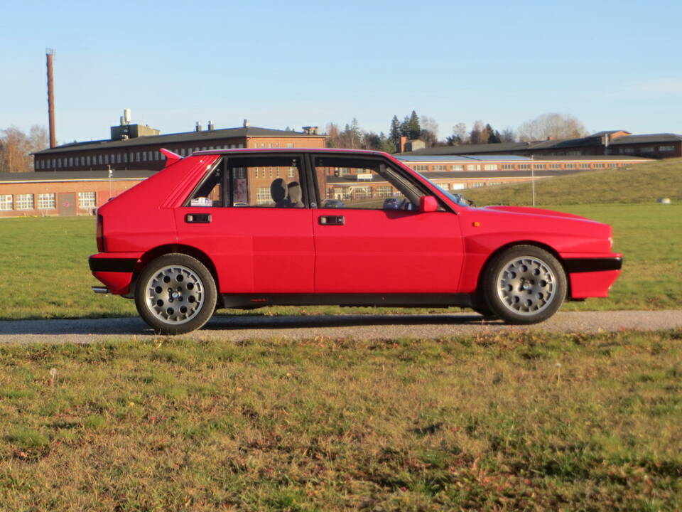 Image 17/85 of Lancia Delta HF Integrale 16V (1990)