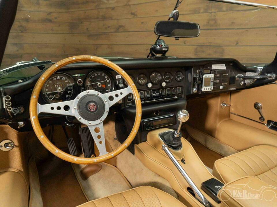 Image 2/19 of Jaguar E-Type (1970)