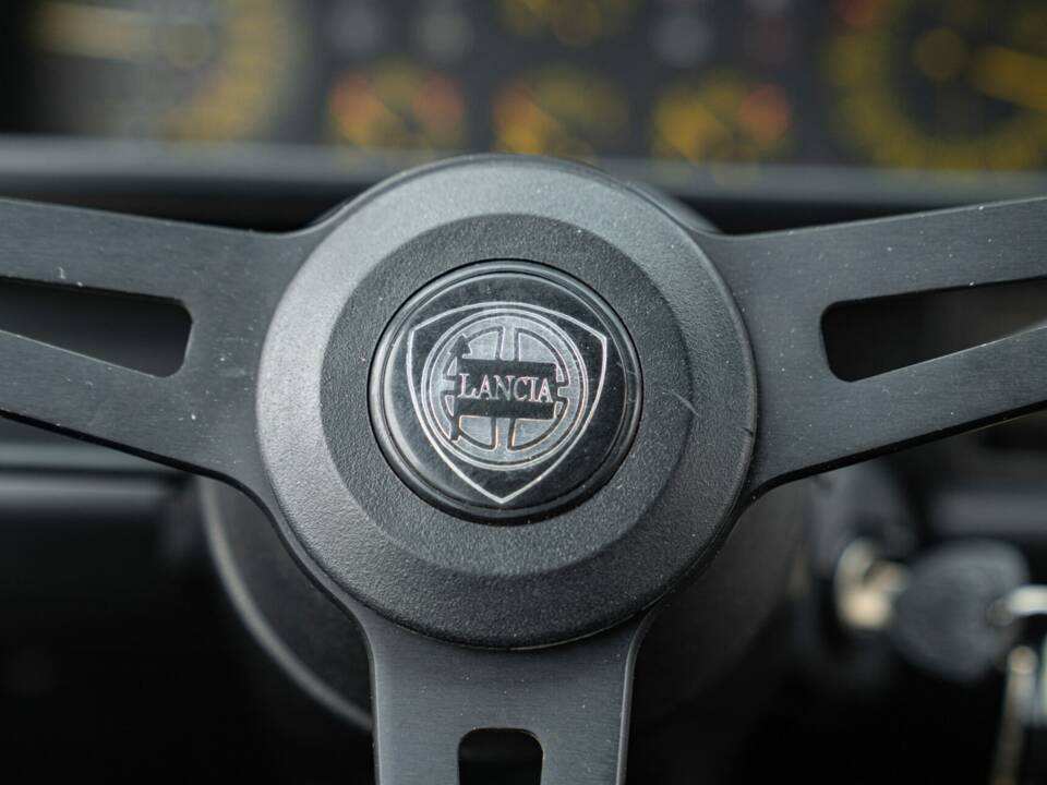 Image 40/50 of Lancia Delta HF Integrale 16V (1989)