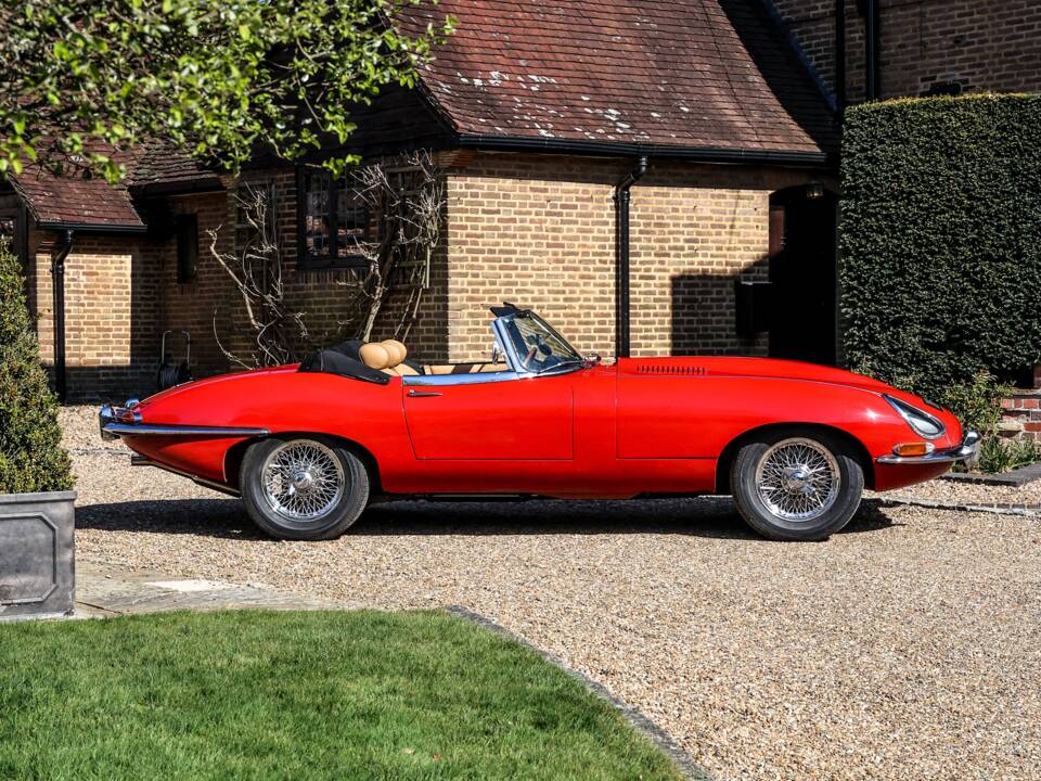 Image 20/27 of Jaguar E-Type (1968)