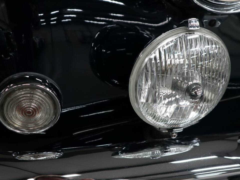 Image 32/43 of Jaguar XK 140 DHC (1957)