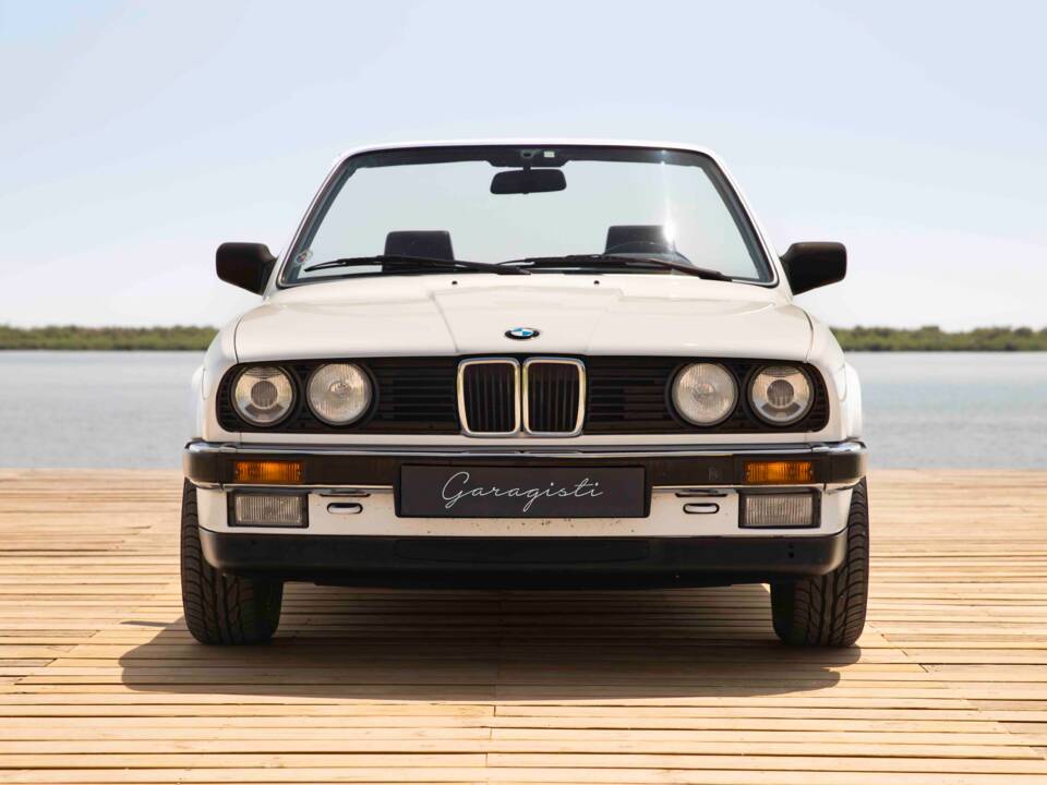 Image 13/70 of BMW 320i (1990)