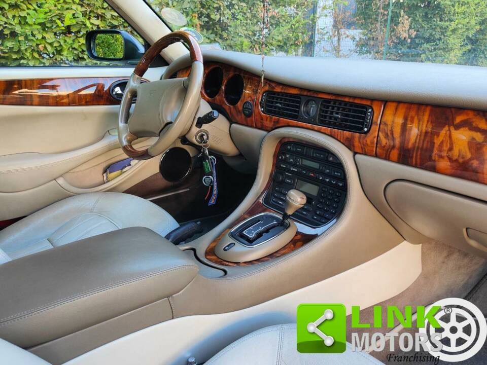 Immagine 10/10 di Jaguar XJ 8 4.0 Executive (1998)