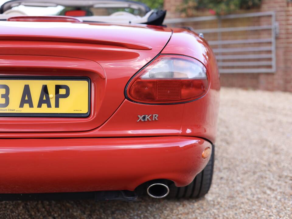 Image 13/50 de Jaguar XKR (2000)