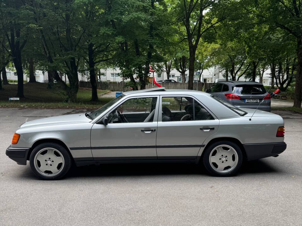 Image 24/32 of Mercedes-Benz 230 E (1987)