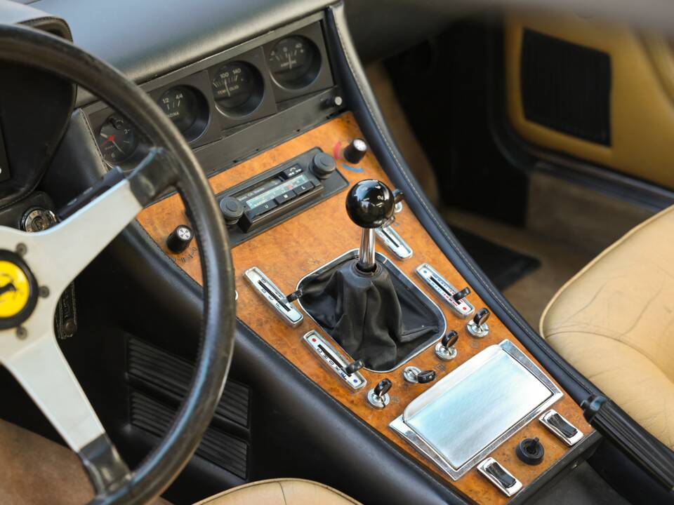 Image 14/32 of Ferrari 400 GT (1977)