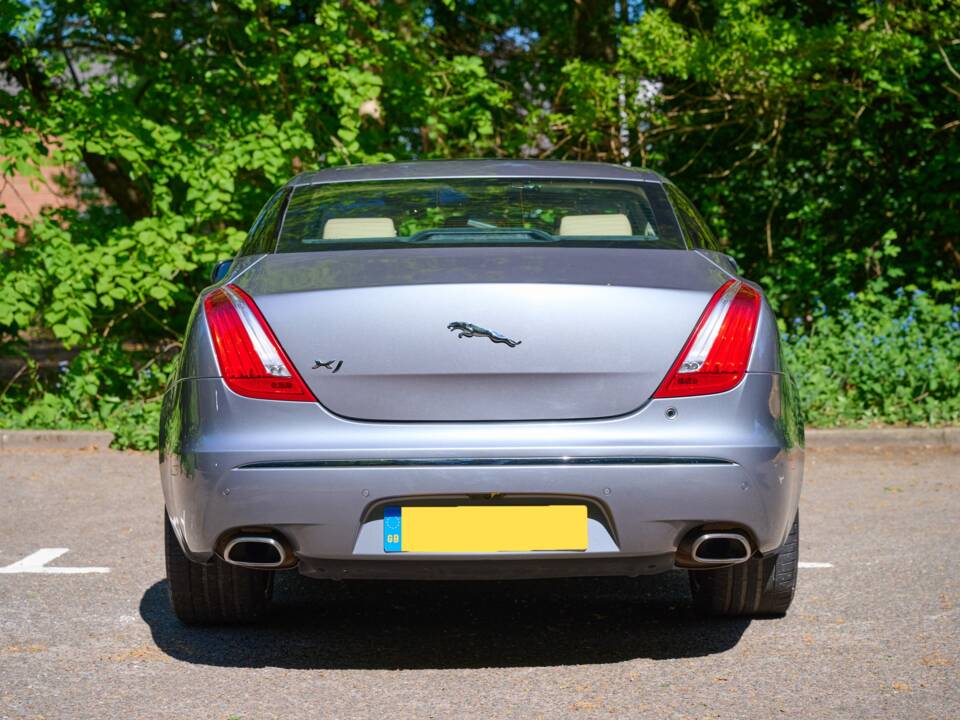Image 34/50 of Jaguar XJ 5.0 (2012)