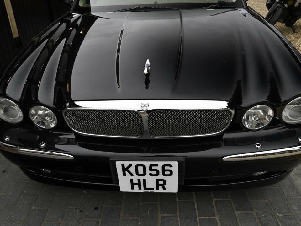 Image 22/50 of Jaguar XJ 8 4.2 (2006)