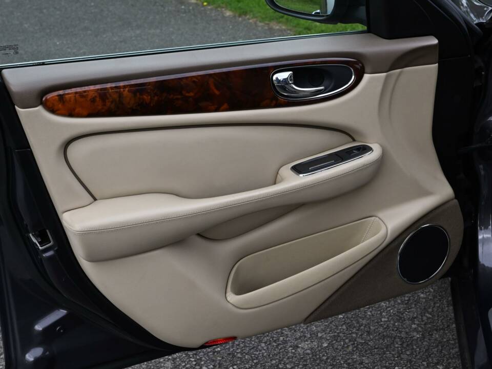 Image 38/50 de Jaguar XJ 8 4.2 (2009)