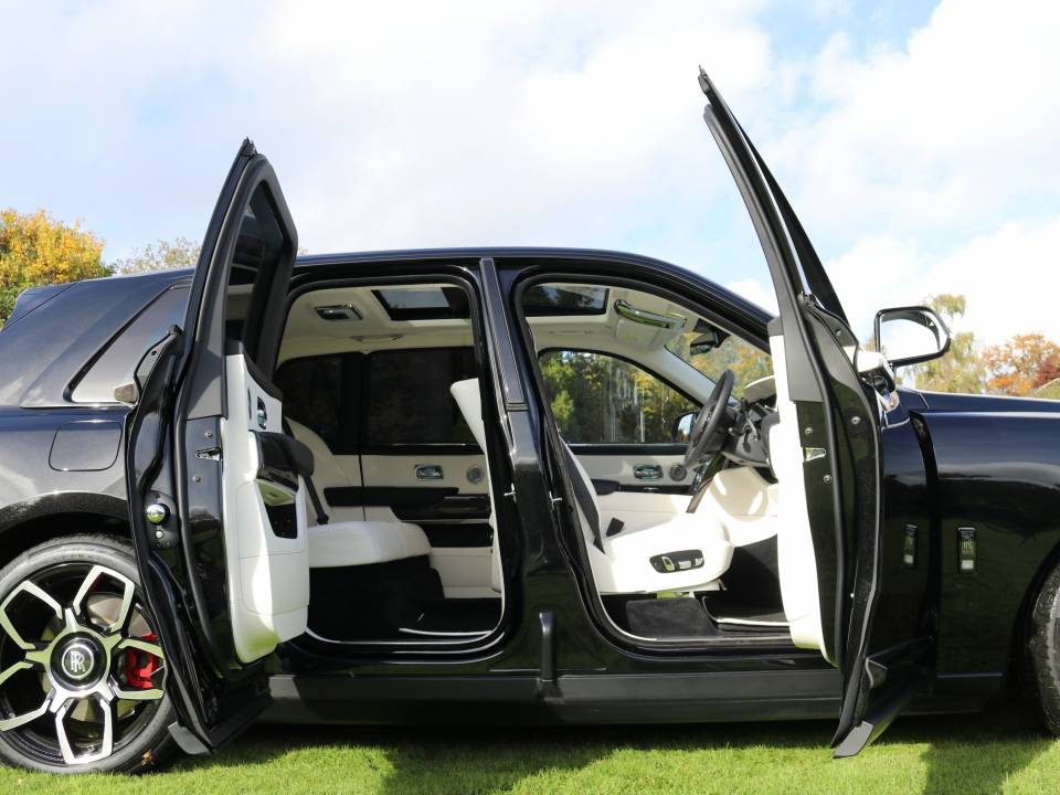 Image 38/100 of Rolls-Royce Cullinan Black Badge (2021)