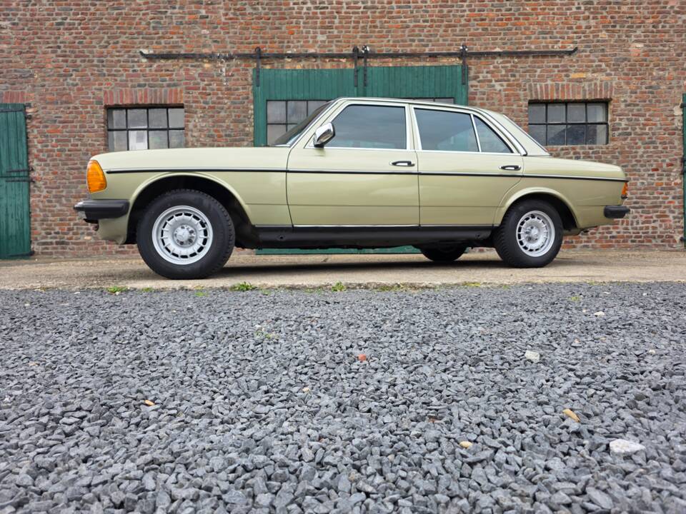 Image 3/73 of Mercedes-Benz 230 E (1985)