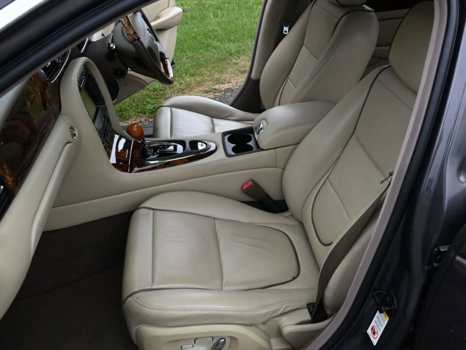 Image 33/50 de Jaguar XJ 8 4.2 (2009)
