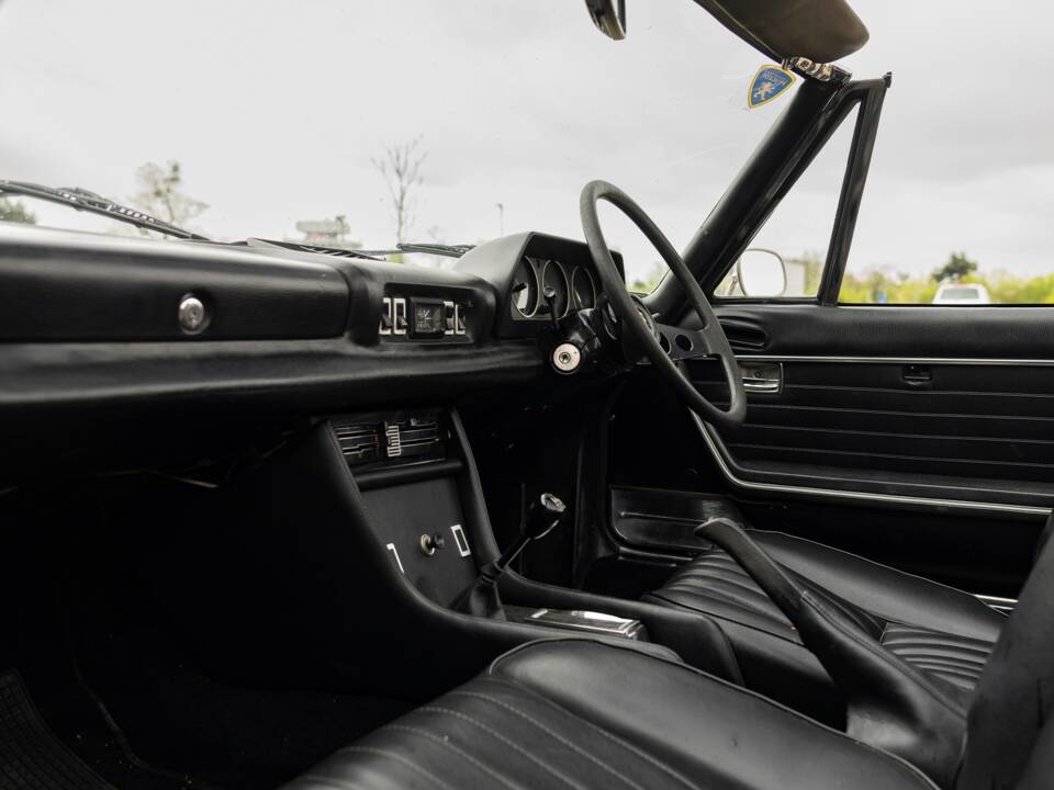 Image 5/45 of Peugeot 504 Convertible (1974)