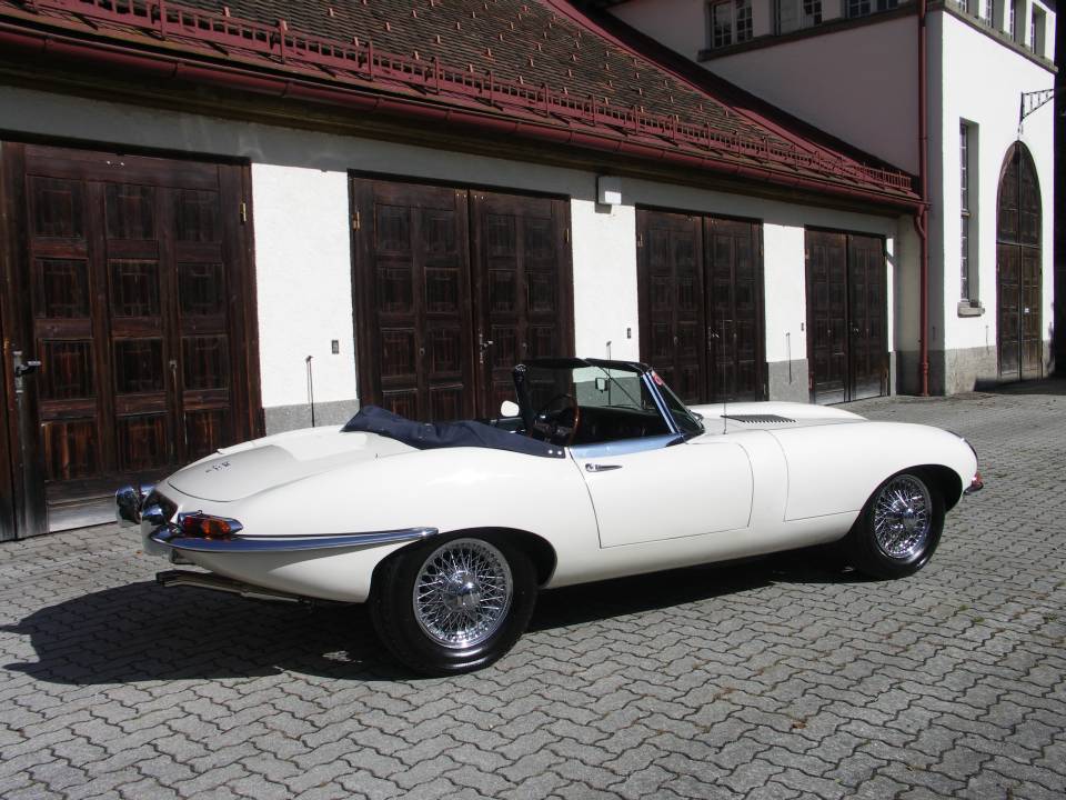 Image 2/36 of Jaguar E-Type 4.2 (1966)