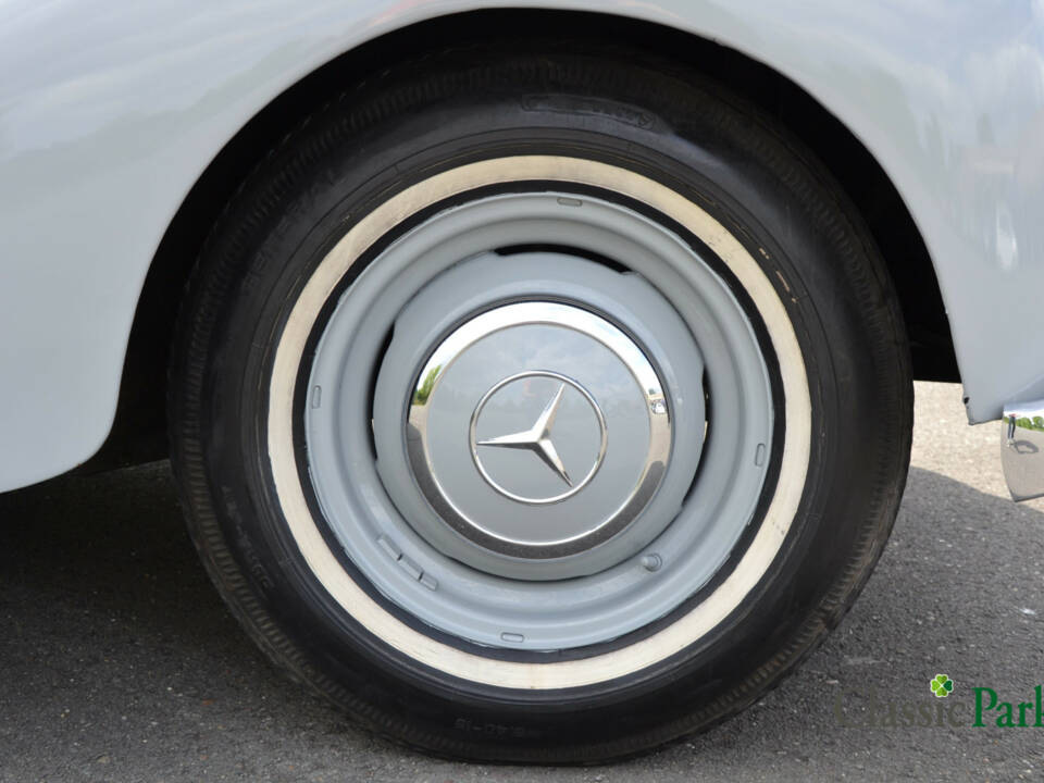 Image 41/50 of Mercedes-Benz 220 (1952)