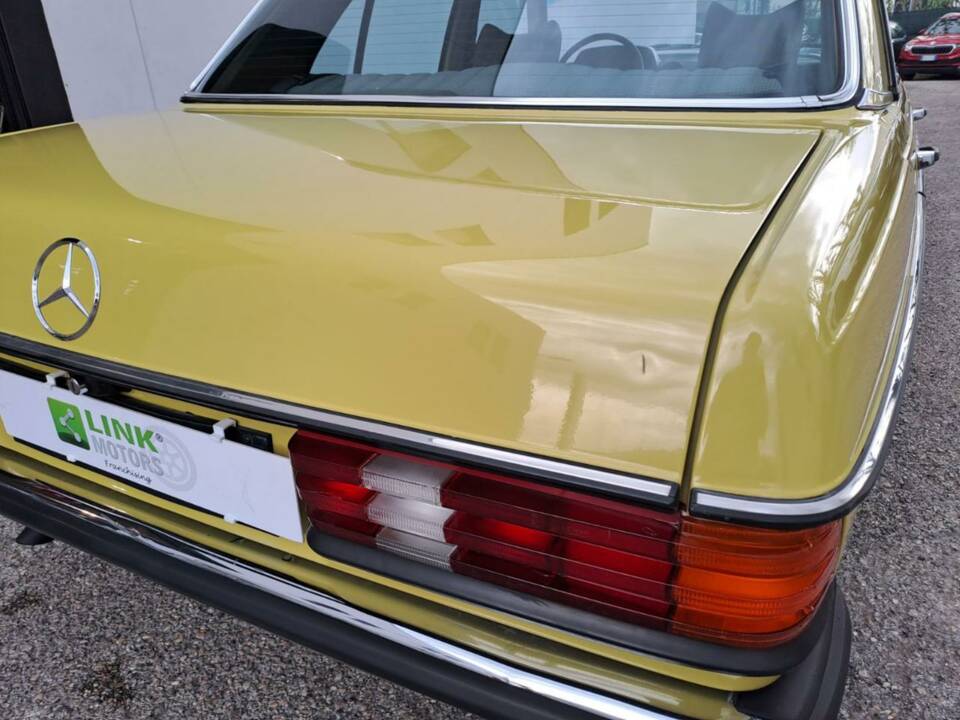 Bild 31/49 von Mercedes-Benz 200 (1979)