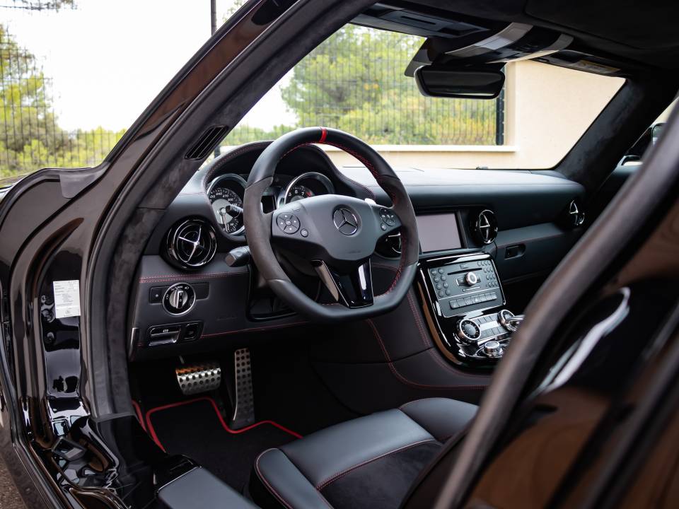 Image 14/50 of Mercedes-Benz SLS AMG GT (2014)