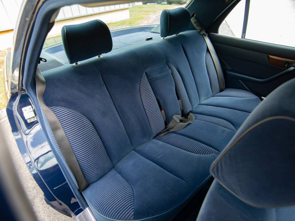 Bild 14/29 von Mercedes-Benz 300 SE (1990)