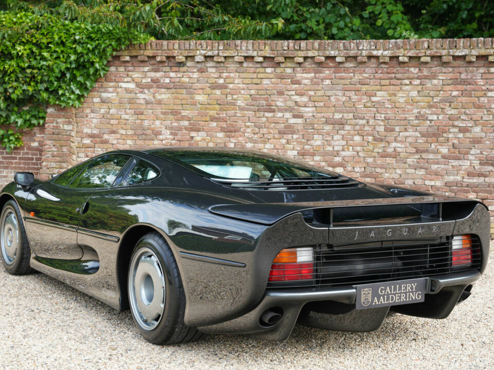 Image 2/50 of Jaguar XJ 220 (1993)