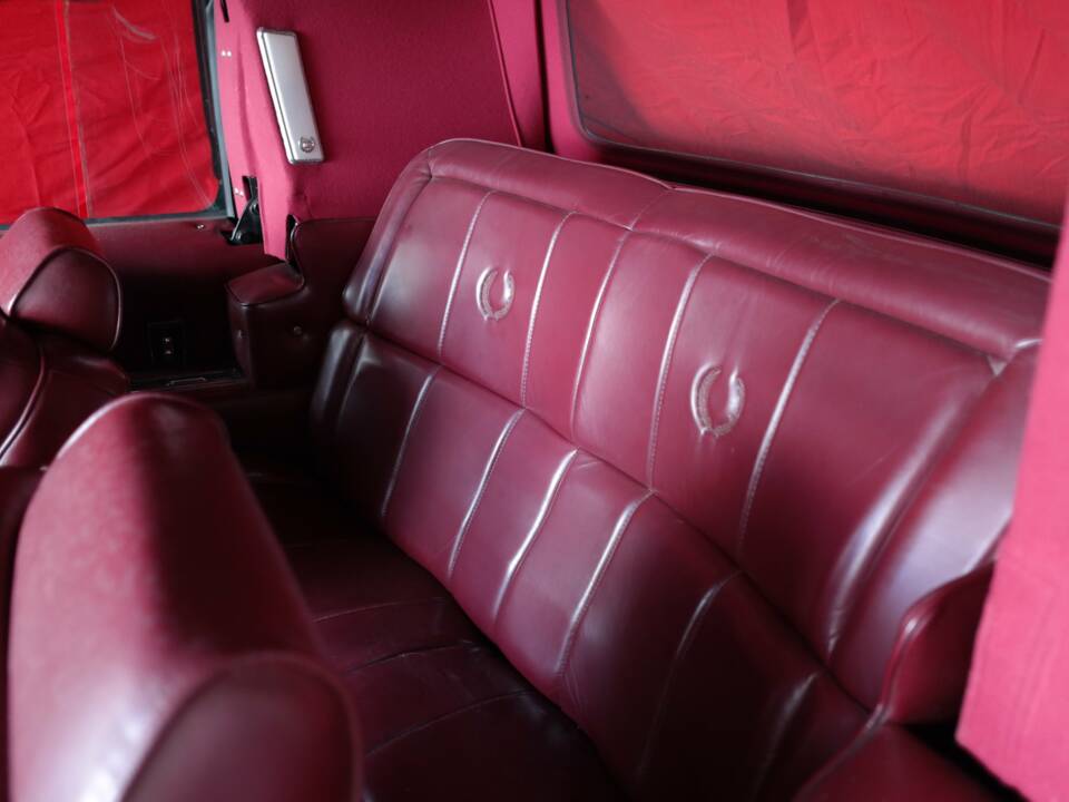 Image 15/23 of Cadillac Convertible de Ville (1986)