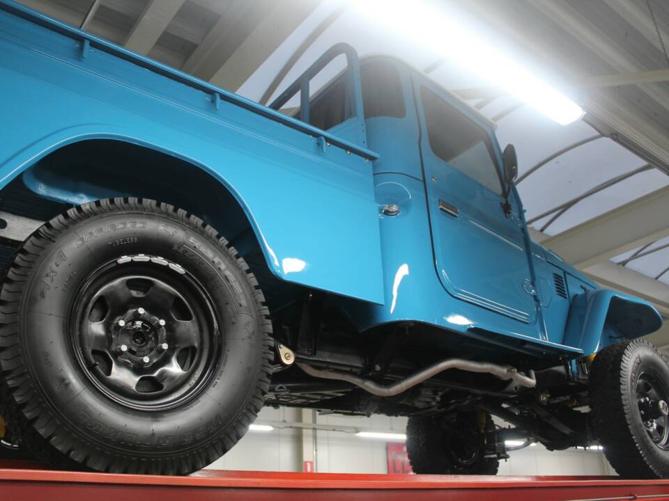 Bild 6/50 von Toyota Land Cruiser BJ 45 (1982)
