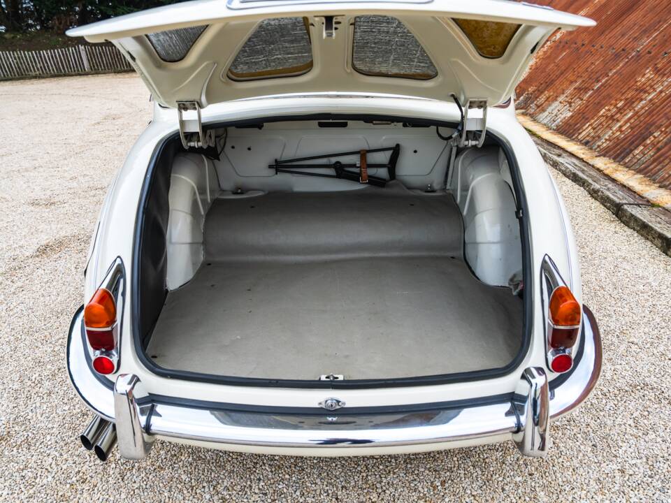 Bild 38/51 von Jaguar 240 (1968)