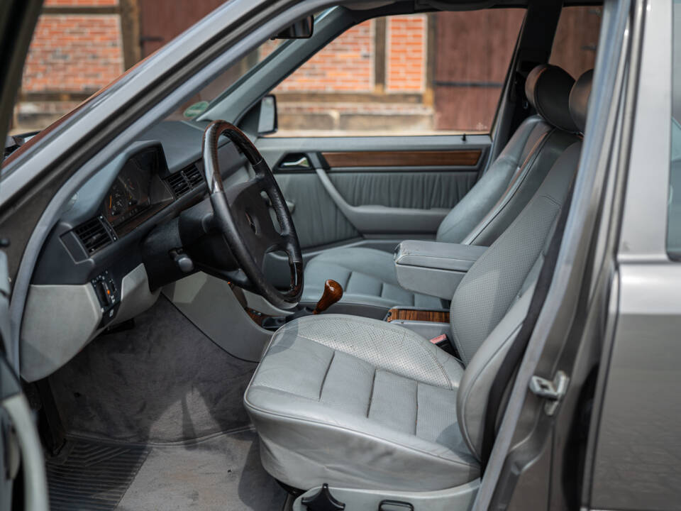 Image 21/66 of Mercedes-Benz 200 TE (1989)