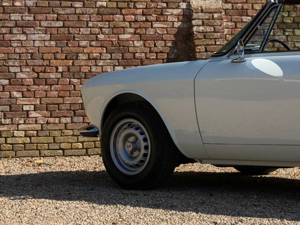 Image 32/50 of Alfa Romeo Giulia 1600 GTC (1966)