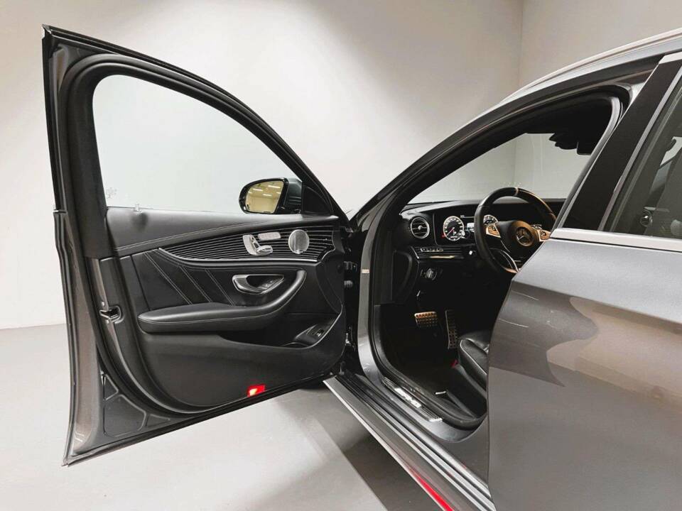 Image 6/15 of Mercedes-Benz AMG E 63 S 4MATIC+ T (2017)