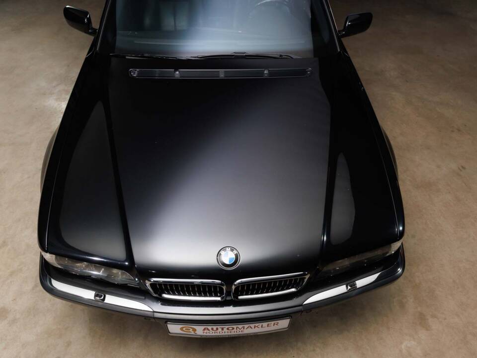 Image 8/41 of BMW 750i (2000)