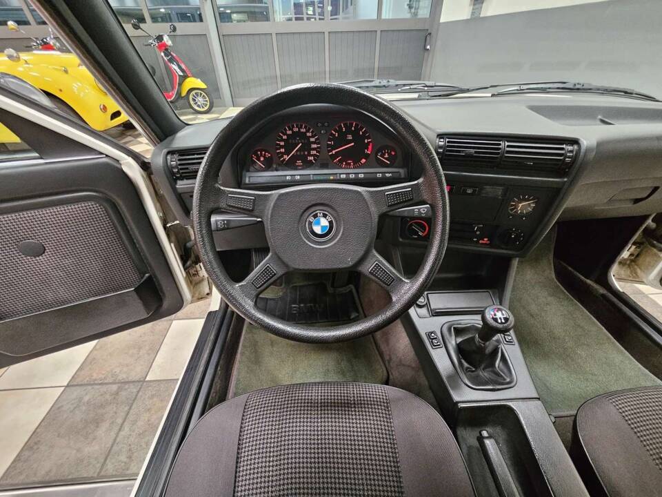 Image 8/12 of BMW 320i (1987)